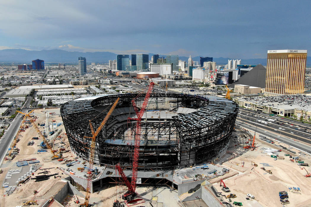 Vista aérea del Estadio de los Raiders de Las Vegas en construcción el jueves, 25 de julio de ...