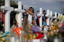 Gente visita un memorial el lunes, 5 de agosto de 2019 en el lugar de un tiroteo masivo en un c ...