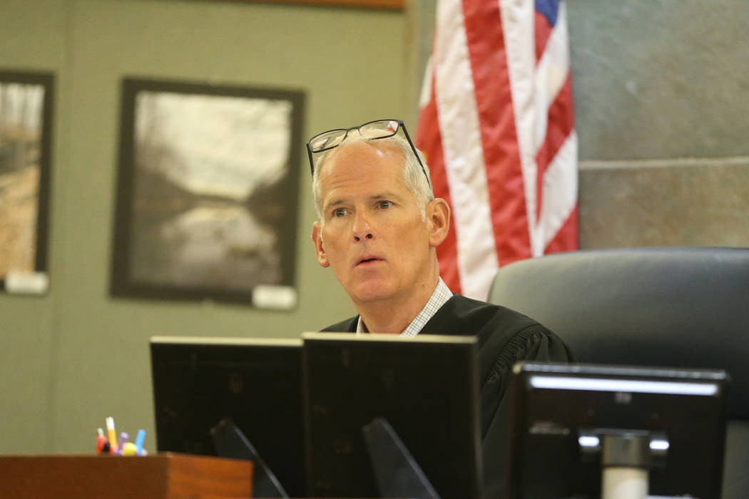 Juez Douglas W. Herndon escucha argumentos para el caso que involucra a Paul Browning, quien es ...