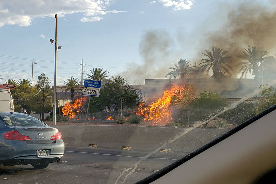 Un incendio arde cerca de los carriles hacia el sur de la I-15 en Las Vegas el jueves, 8 de ago ...