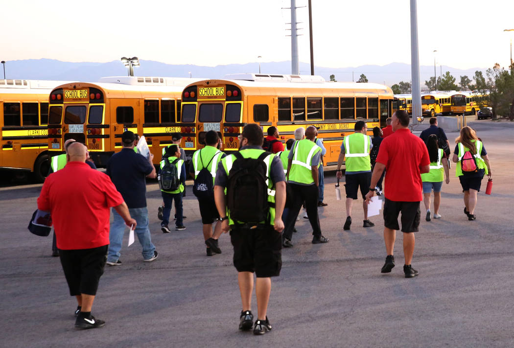 Conductores del Distrito Escolar arriban al Wallace Transportation Yard en Henderson durante el ...