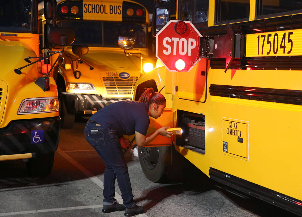 La conductora de autobús del Distrito Escolar del Condado de Clark, Alexis Quon, inspecciona s ...