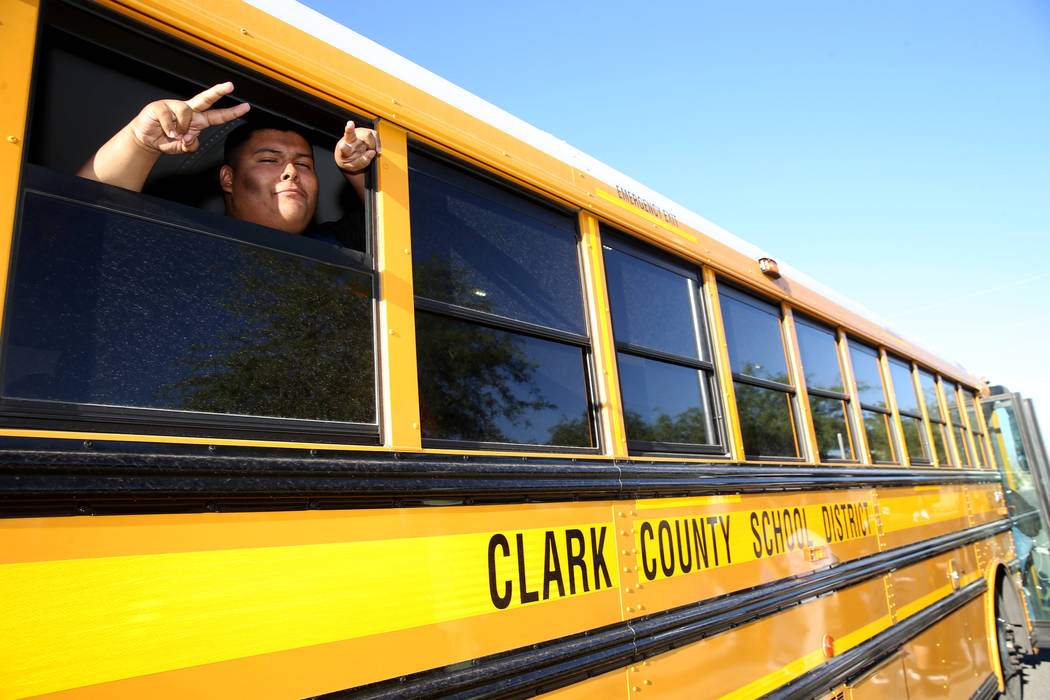 Un estudiante de la preparatoria Sunrise Mountain posa en el autobús escolar en East Owens Ave ...