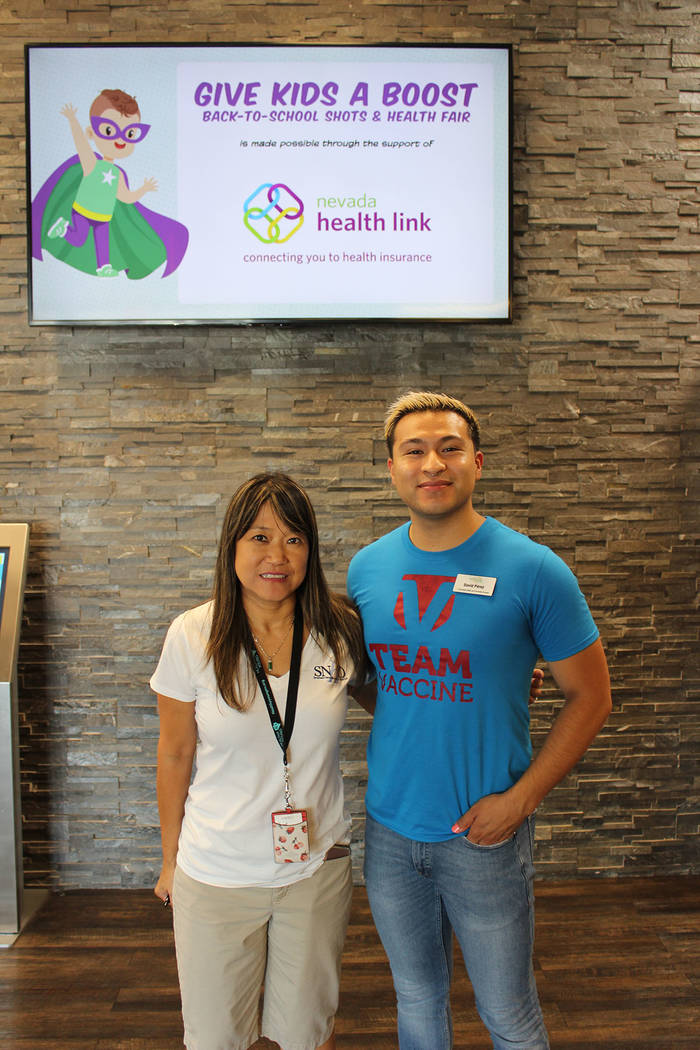Mee Kee Chong, supervisora de enfermería de SNHD y David Pérez, promotor de salud de Immunize ...