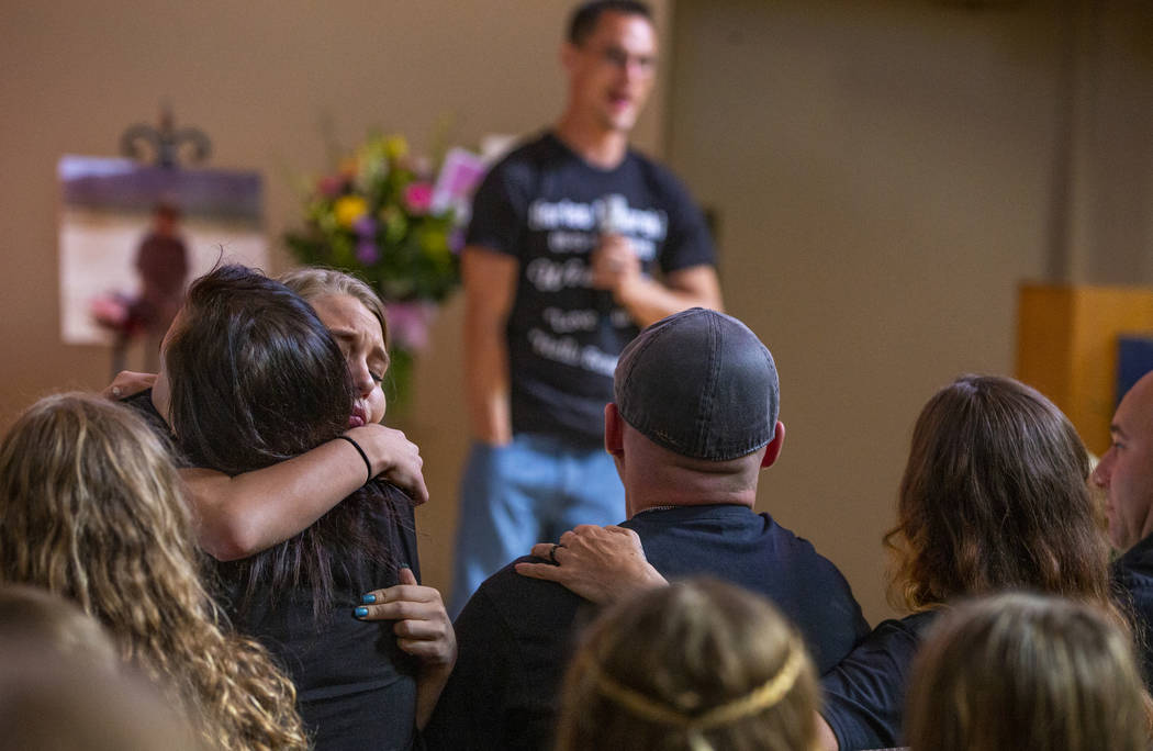 Chloe Lasping, a la izquierda, abraza a un familiar de Harlee Deborski durante su funeral en la ...
