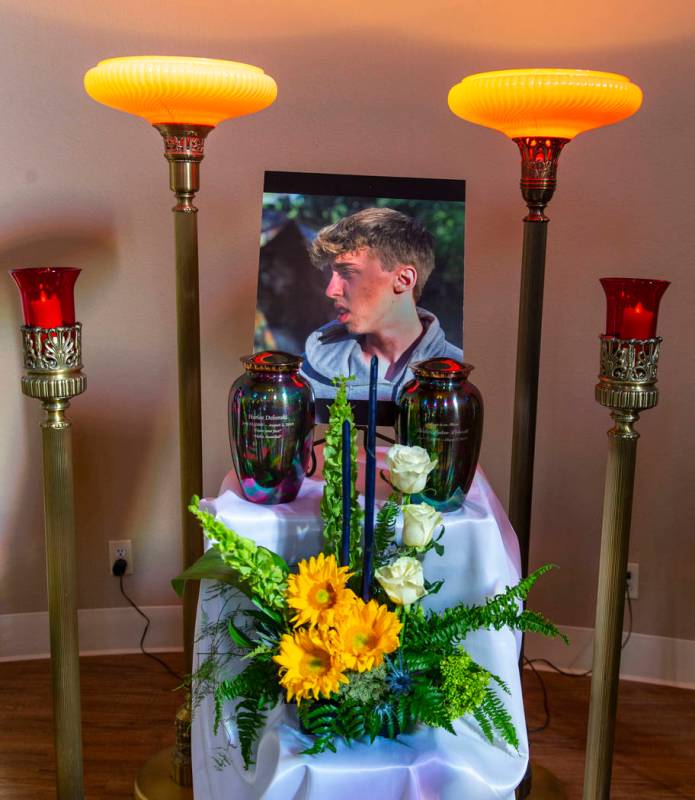 Las urnas y el retrato de Harlee Deborski en la Capilla Funeraria Davis el domingo, 11 de agost ...