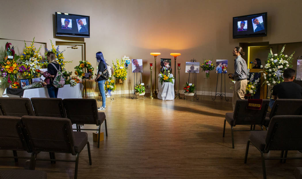 Un puñado de dolientes permanecen en la capilla después del funeral de Harlee Deborski el dom ...