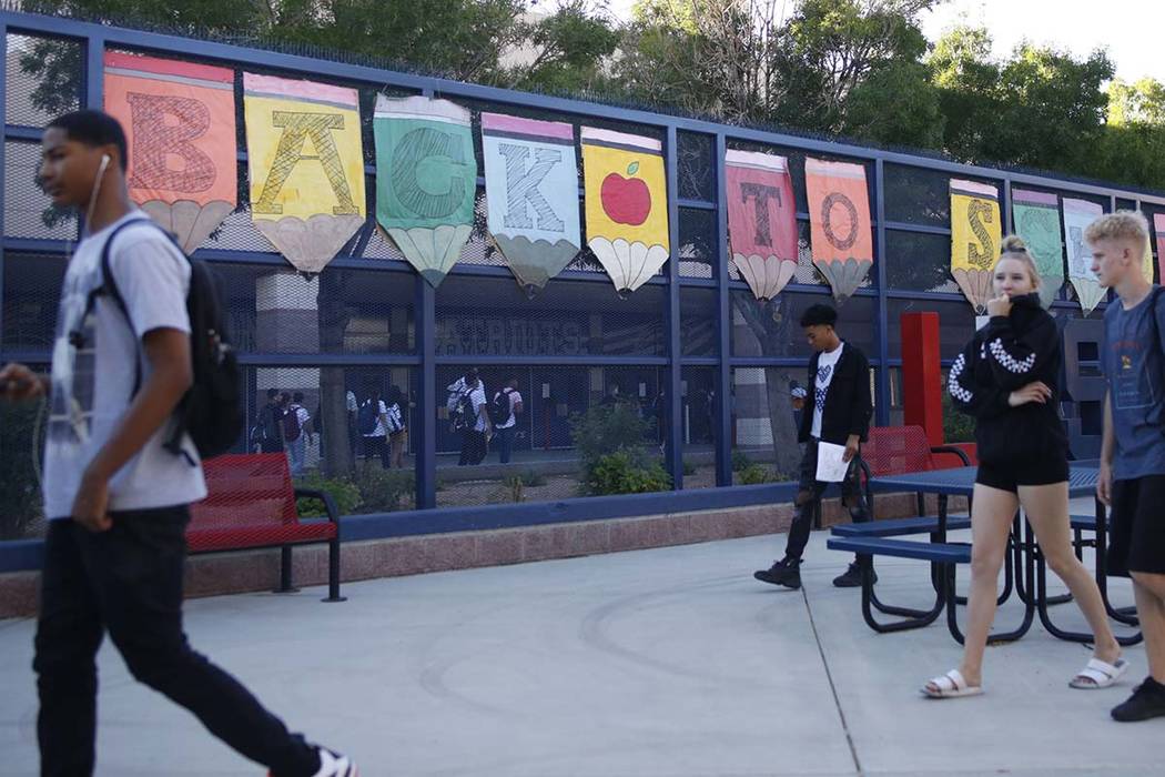 Estudiantes se dirigen a sus clases durante el primer día escolar en Liberty High School en He ...