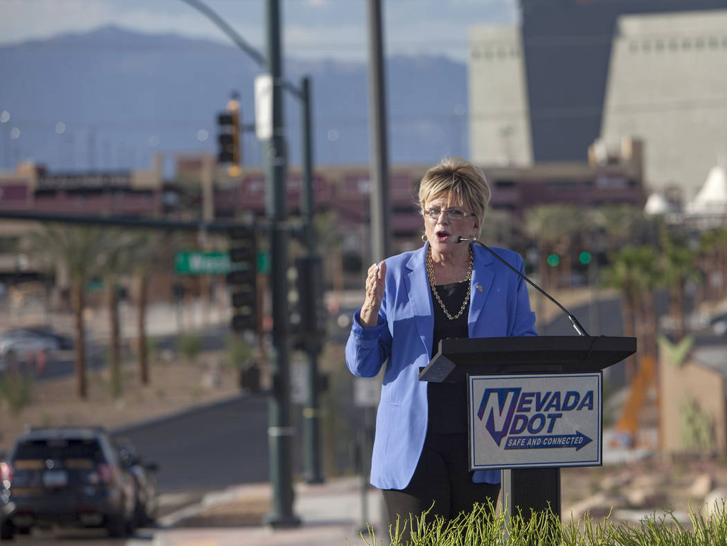 La alcaldesa de Las Vegas, Carolyn Goodman, se dirige a los invitados frente a la reconstruida ...