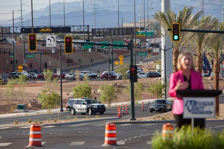 Kristina Swallow, directora del Departamento de Transporte de Nevada, se dirige a los invitados ...