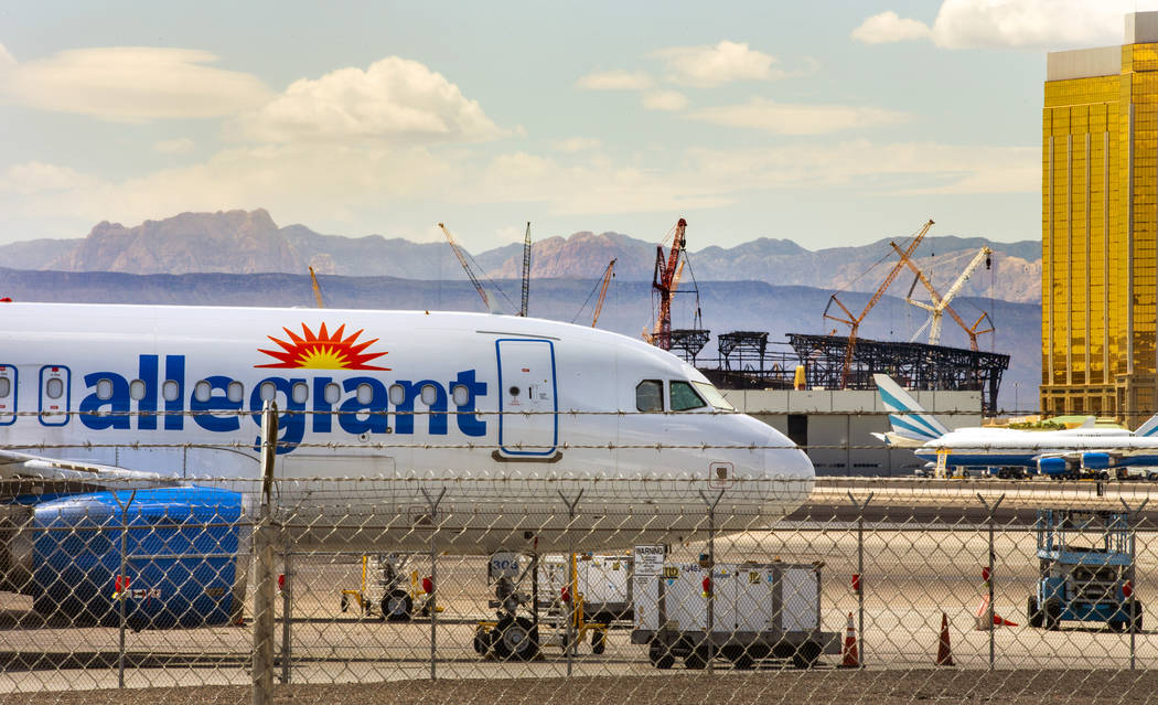 Un avión de Allegiant Air se asienta en el asfalto del Aeropuerto Internacional McCarran en La ...