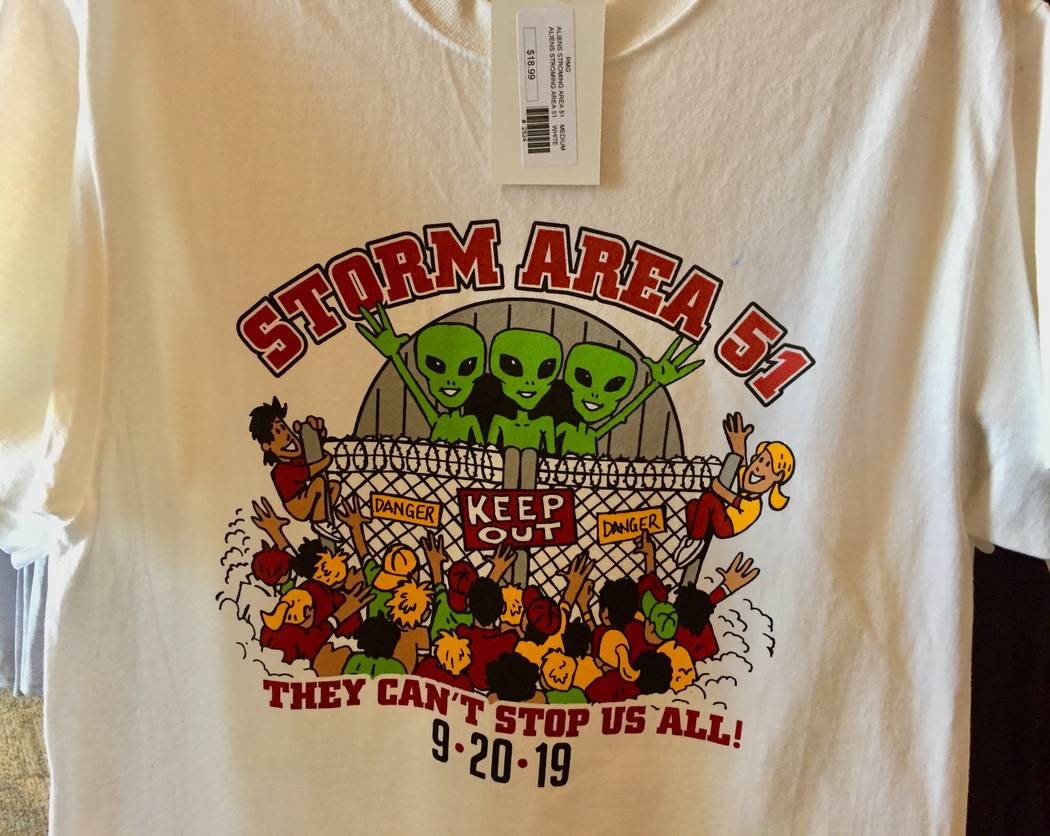 El Alien Research Center en Hiko está vendiendo camisetas en preparación para el 20 de septie ...