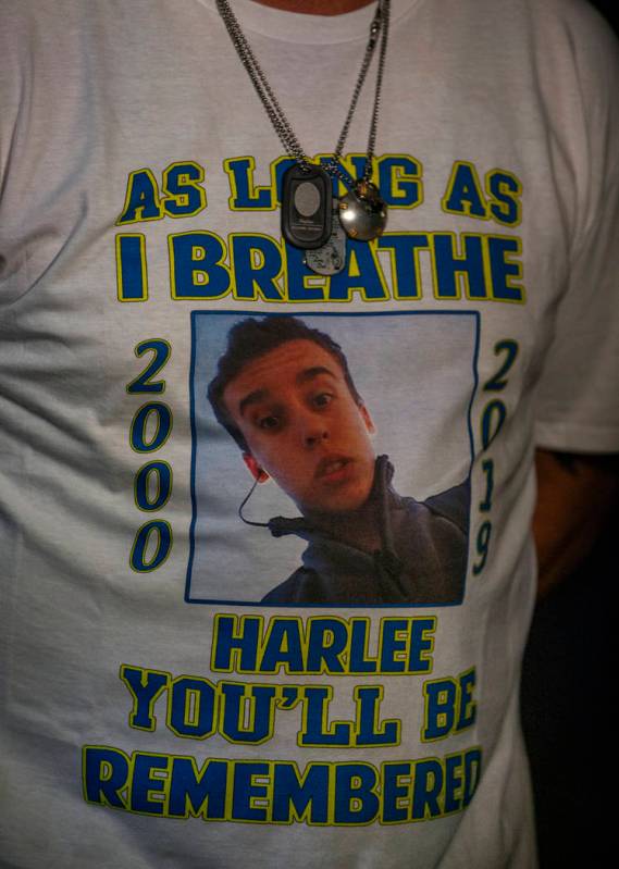 Una camiseta usada por Jason Deborski en honor a su hijo Harlee Deborski durante un velorio par ...