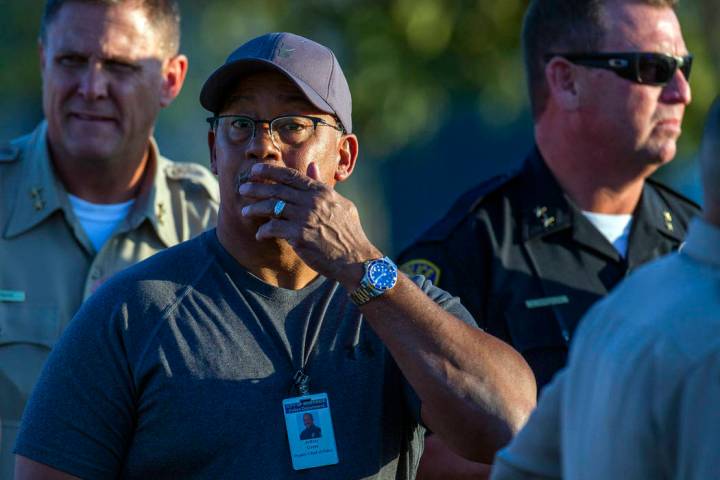 El subjefe de policía de Riverside City, Jeffrey Greer, reacciona en el lugar donde un tiroteo ...