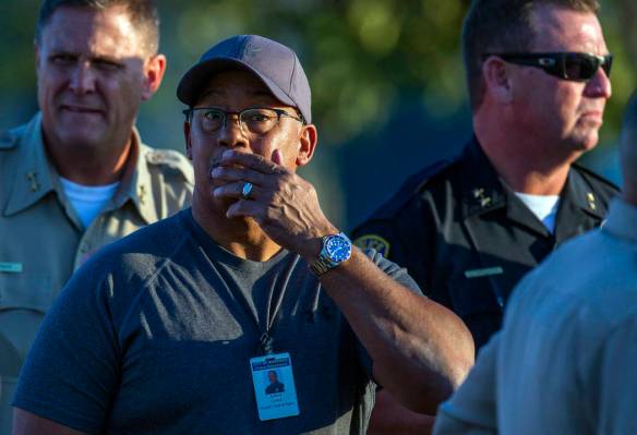 El subjefe de policía de Riverside City, Jeffrey Greer, reacciona en el lugar donde un tiroteo ...
