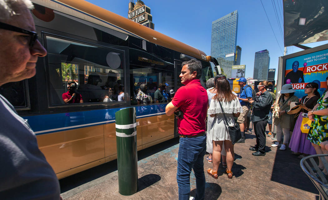 Un autobús de la RTC recoge pasajeros cerca del MGM Grand en el Strip el martes, 13 de agosto ...