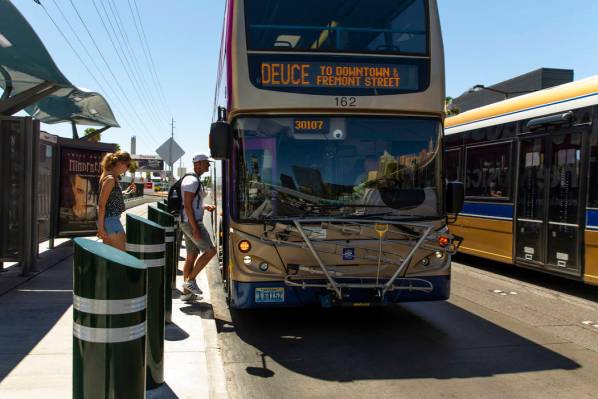 Pasajeros abordan un autobús de la RTC cerca del Tropicana en el Strip el martes, 13 de agosto ...