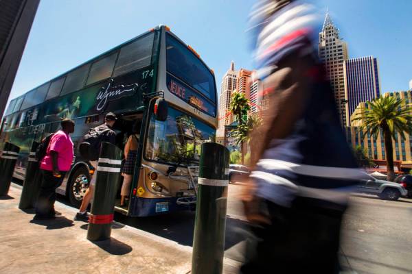 Pasajeros abordan un autobús de la RTC cerca del MGM Grand en el Strip el martes, 13 de agosto ...
