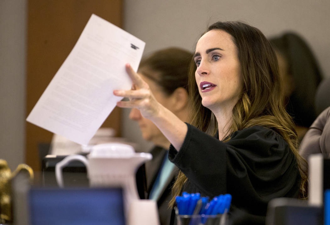La jueza de distrito, Jacqueline Bluth, entrega algunos documentos durante la sentencia para An ...