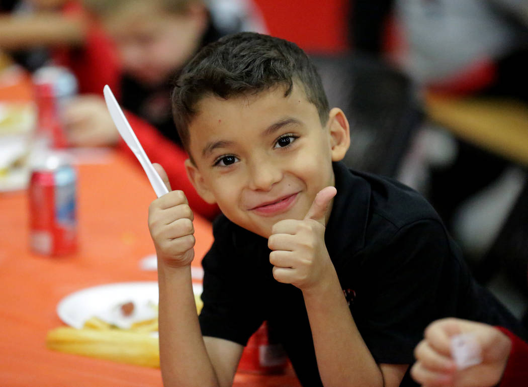 Angel Díaz, de 8 años, da el visto bueno durante un almuerzo de Acción de Gracias en la Escu ...