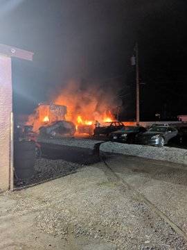 Un cobertizo y vehículos se queman en B&B Auto Sales, 3800 Vegas Drive, temprano el jueves por ...