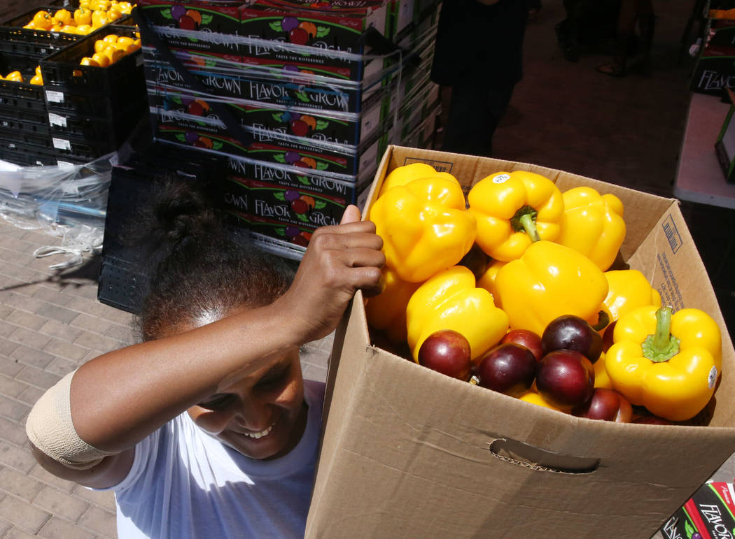 Zenebech Beyene recoge comida durante una distribución del banco de alimentos en Veterans Vill ...
