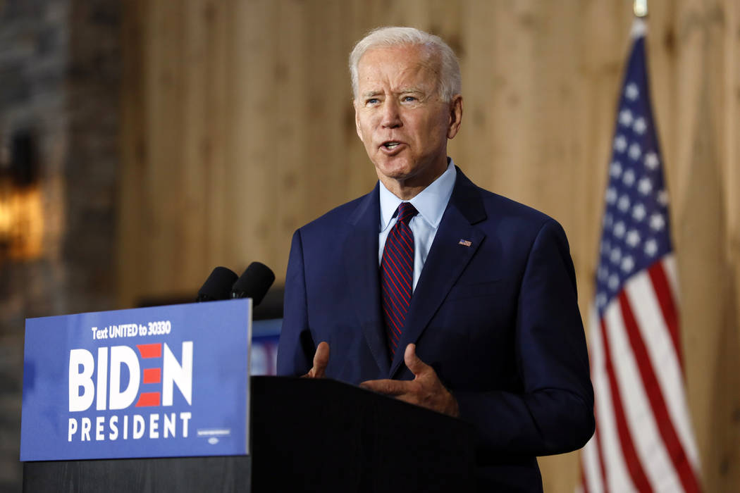 El ex vicepresidente demócrata presidencial, Joe Biden, habla con los residentes locales duran ...