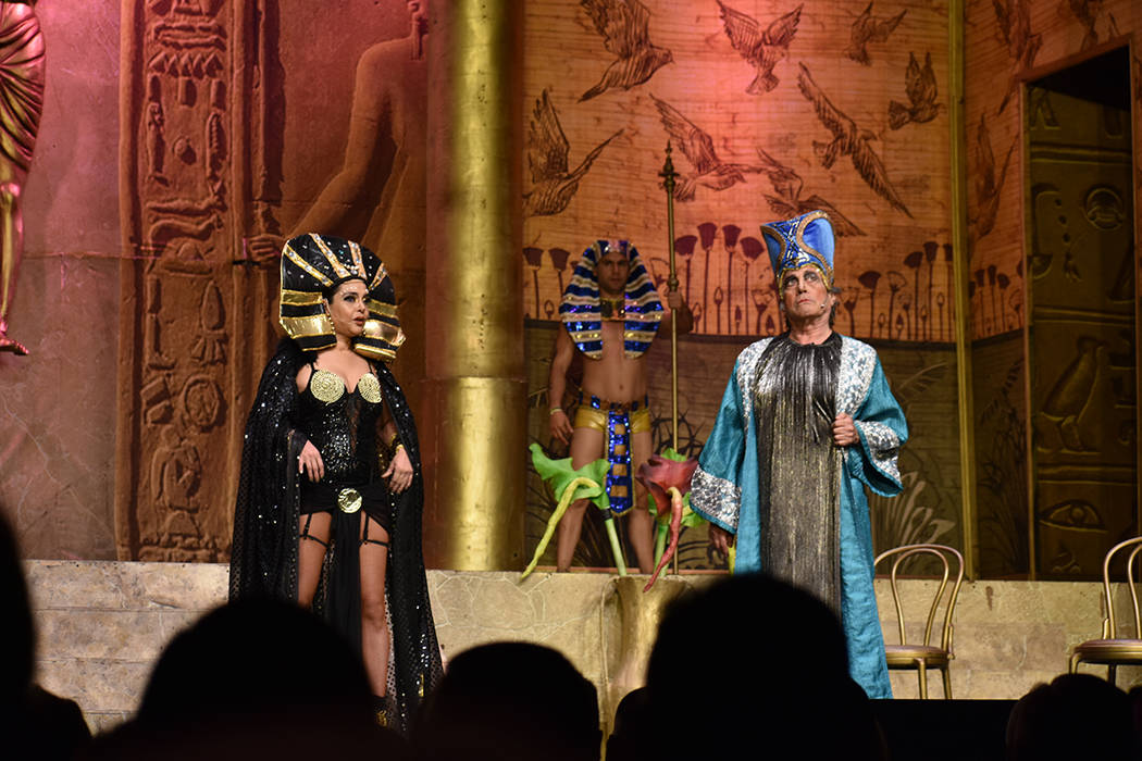 “Cleopatra metió la pata” se presentó en Las Vegas durante dos funciones. Jueves 15 de ag ...