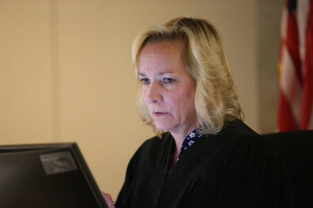 La jueza Ann Zimmerman habla durante la comparecencia inicial en la audiencia de Antonio Antune ...