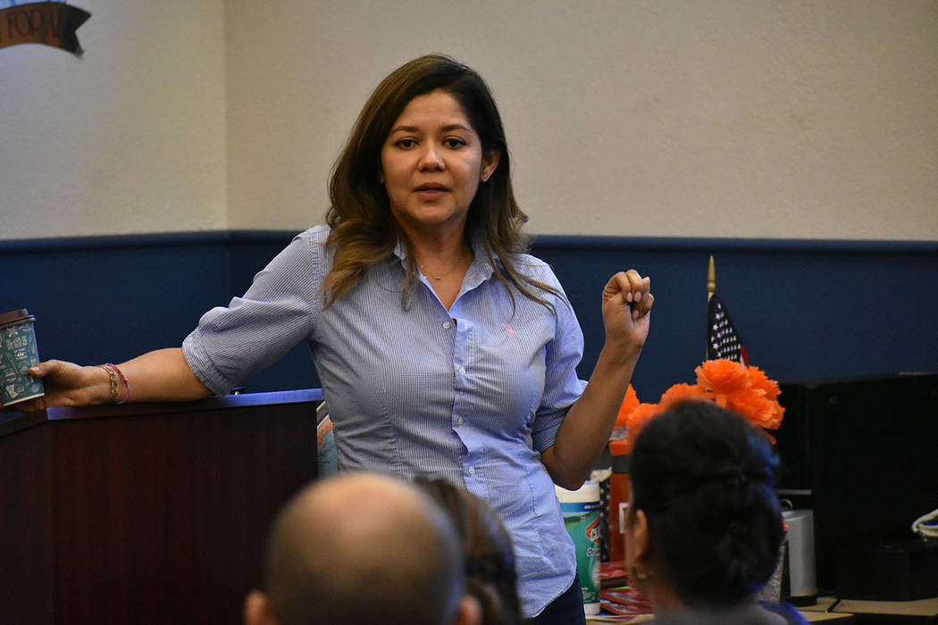 La directora de La Casa del Inmigrante Las Vegas, Luz Marina Mosquera, atendió las dudas de la ...