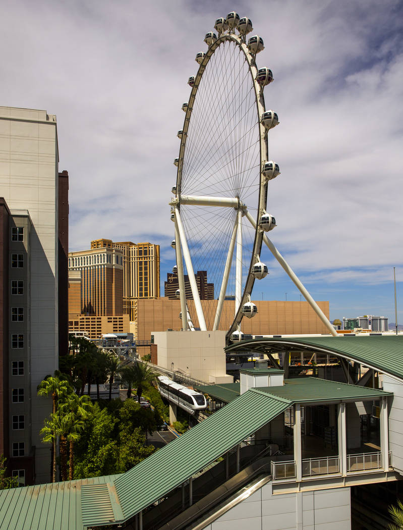 Un tren llega a la estación Flamingo/Caesars Palace a lo largo del sistema de monorriel de Las ...