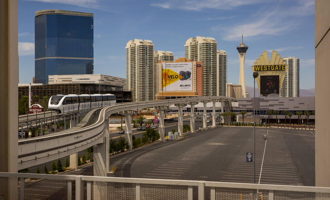 Un tren llega a la estación Las Vegas Convention Center desde la estación Westgate a lo largo ...