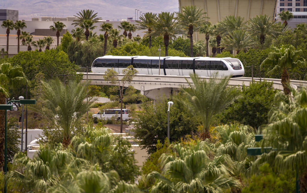 Un tren se dirige hacia la estación Westgate a lo largo del sistema de monorriel de Las Vegas ...
