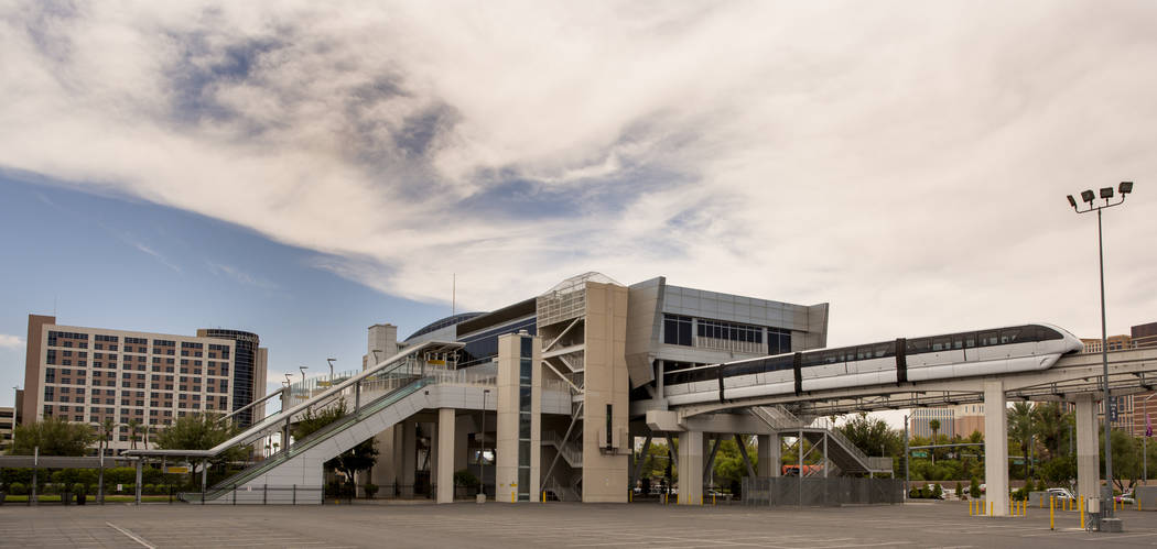 Un tren sale de la estación Westgate a lo largo del sistema de monorriel de Las Vegas el domin ...