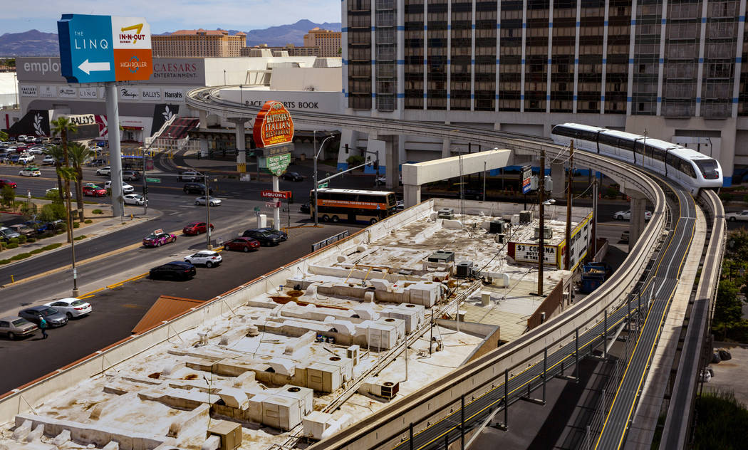 Un tren sale de la estación Flamingo/Caesars Palace a lo largo del sistema de monorriel de Las ...