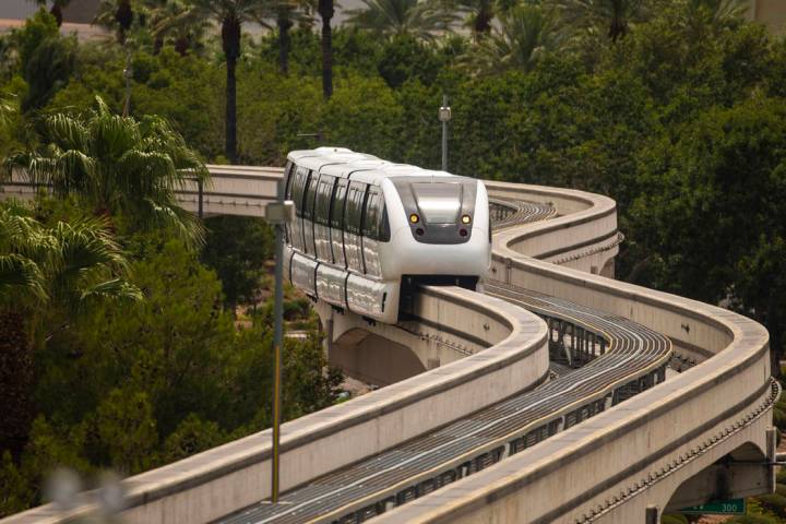 Un tren se dirige hacia la estación SLS a lo largo del sistema de monorriel de Las Vegas el do ...