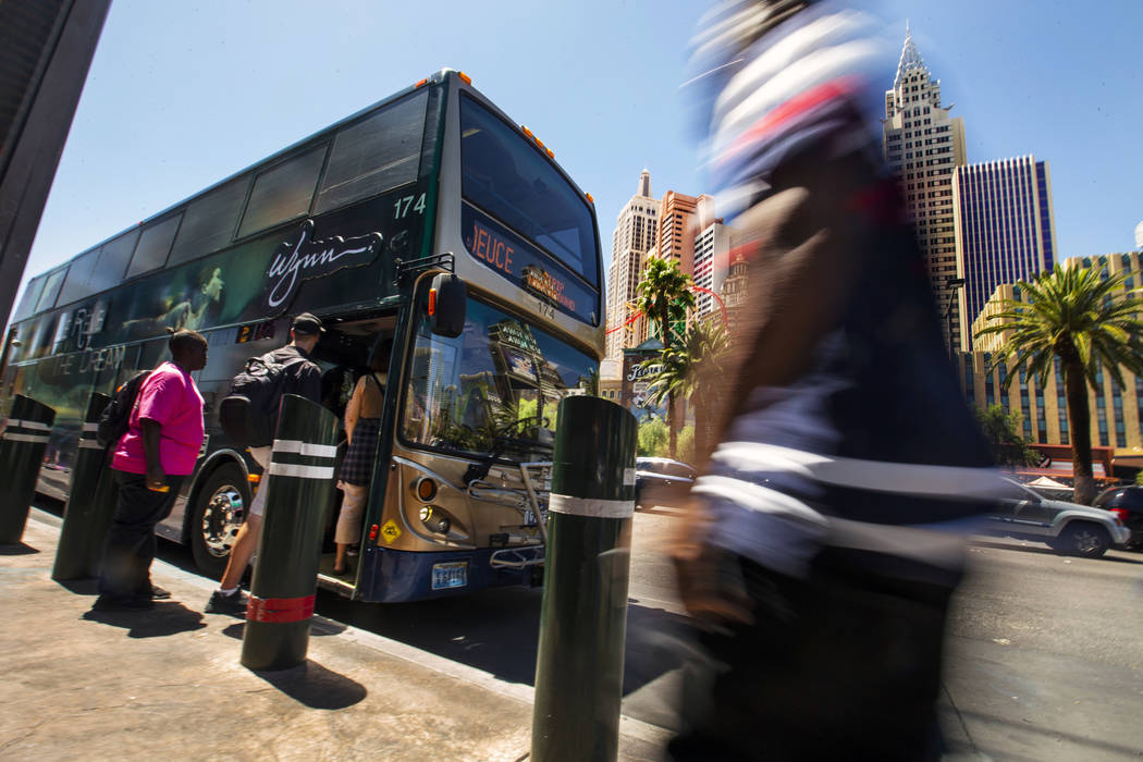Pasajeros abordan un autobús de la RTC al norte del MGM Grand en el Strip el martes, 13 de ago ...