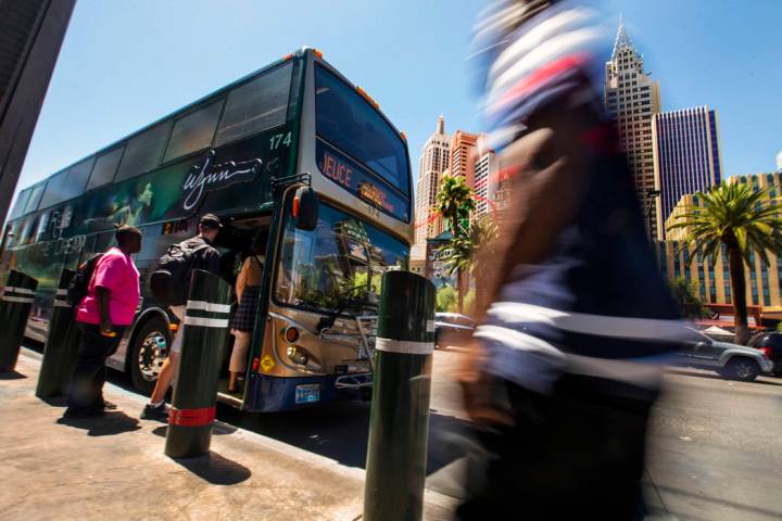 Pasajeros abordan un autobús de la RTC al norte del MGM Grand en el Strip el martes, 13 de ago ...