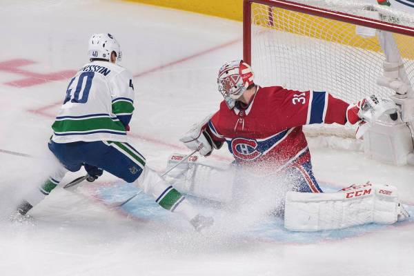 Elías Pettersson de los Vancouver Canucks se acerca al portero de los Montreal Canadiens, Care ...
