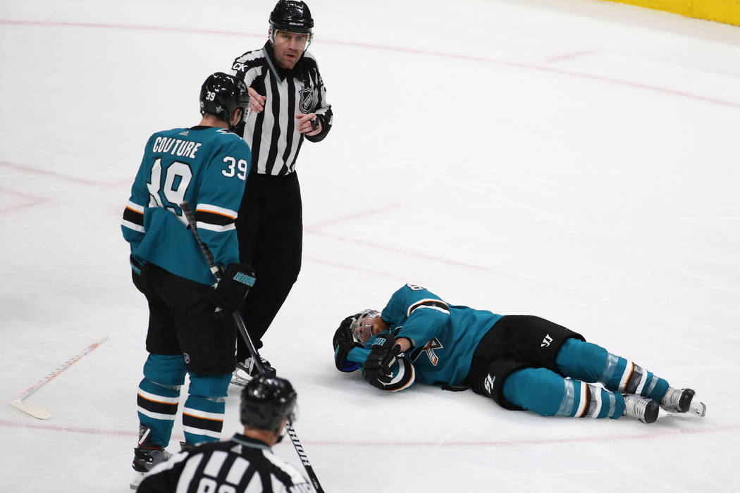 El centro de los Sharks, Joe Pavelski (8), yace en el hielo después de ser golpeado por el cen ...