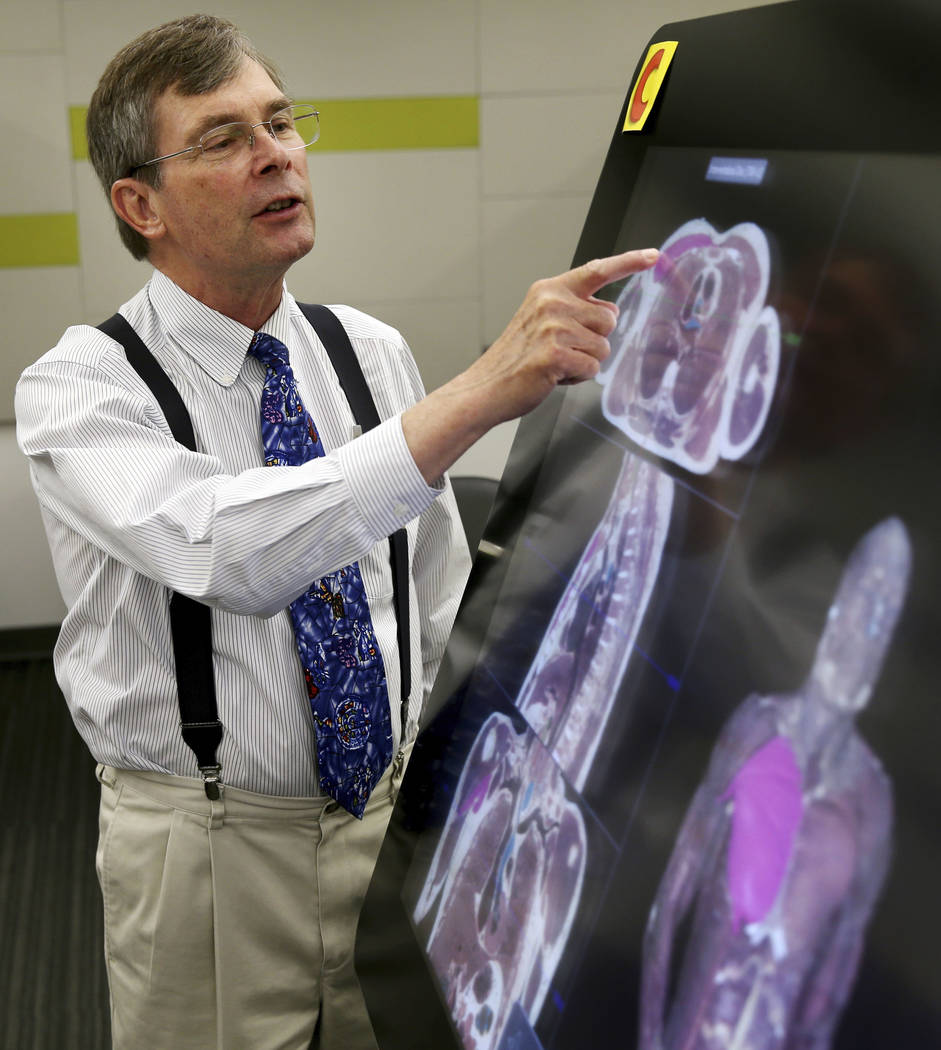 El doctor Jeffrey Fahl, profesor de pediatría y presidente del programa de anatomía de la Fac ...