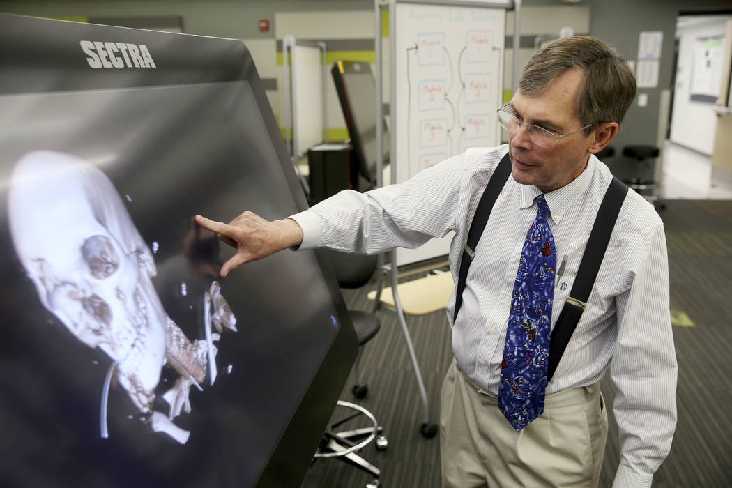 El doctor Jeffrey Fahl, profesor de pediatría y presidente del programa de anatomía de la Fac ...
