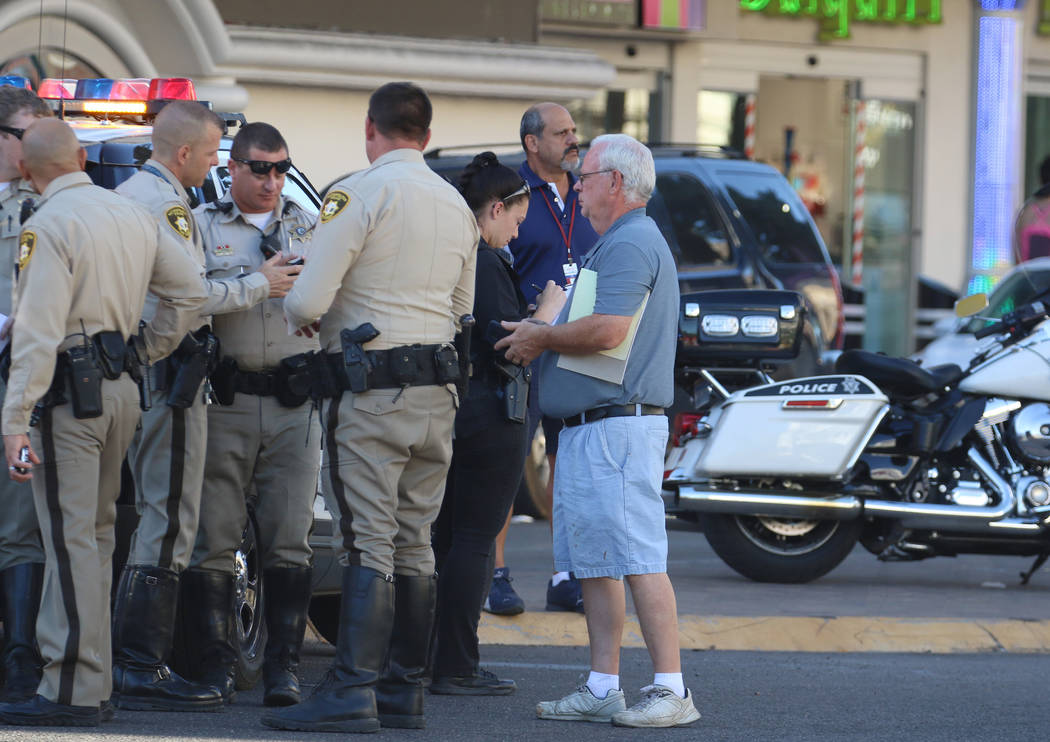 La policía de Las Vegas está investigando después de que dos peatones resultaran heridos, un ...