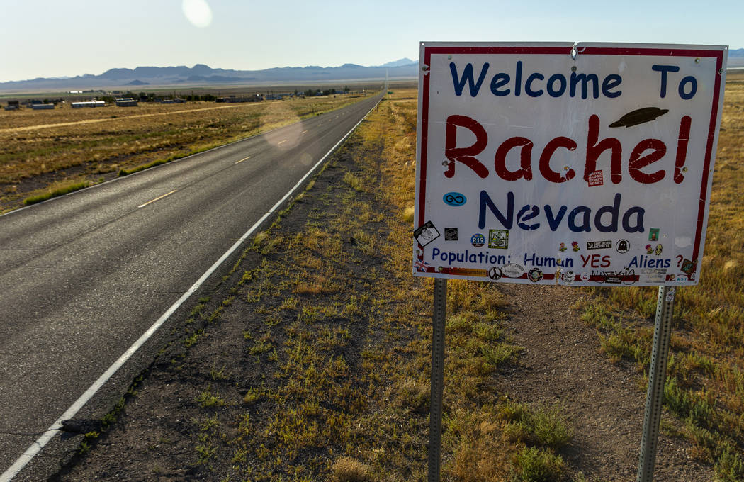 Un letrero da la bienvenida a los visitantes cuando ingresan a la ciudad de Rachel, Nevada, que ...