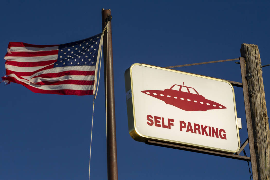 Un letrero de OVNI y una bandera estadounidense sobre el restaurante de Little A'Le'Inn, que se ...
