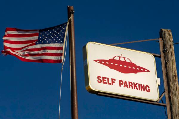 Un letrero de OVNI y una bandera estadounidense sobre el restaurante de Little A'Le'Inn, que se ...