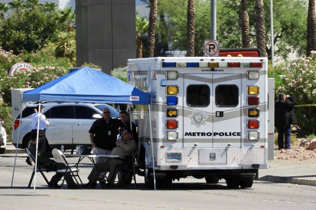 La policía de Las Vegas investigó el tiroteo en el Casino Aquarius en Laughlin, el lunes 19 d ...
