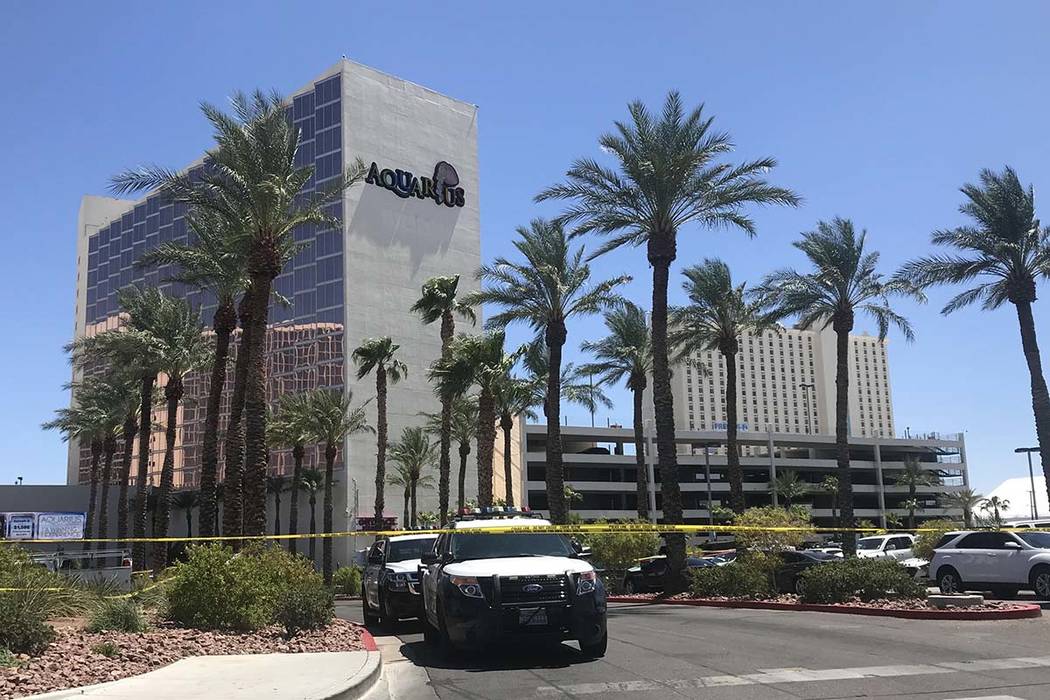 La policía de Las Vegas rodea el perímetro del Casino Aquarius en Laughlin después de que un ...
