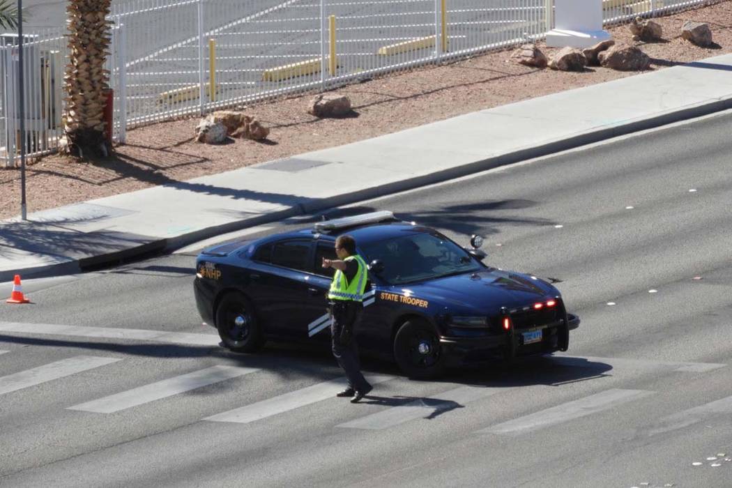 Un agente de la Patrulla de Carreteras de Nevada dirige el tránsito cerca del Casino Aquarius ...