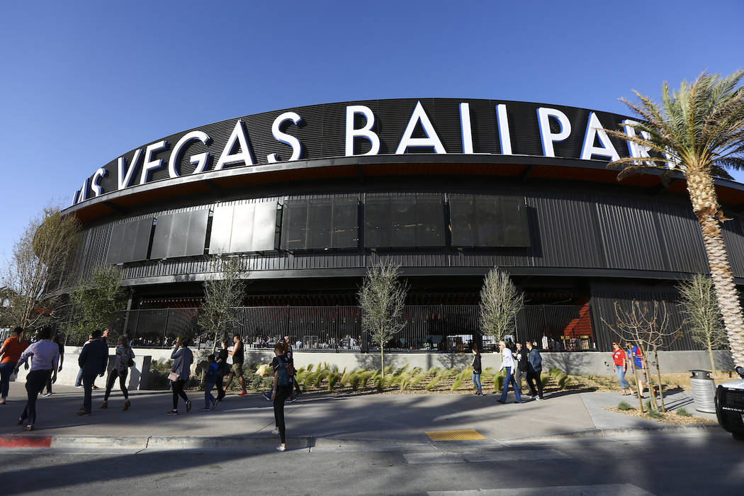 Los fans se alinean para ingresar al Las Vegas Ballpark para el partido inaugural de los Aviato ...